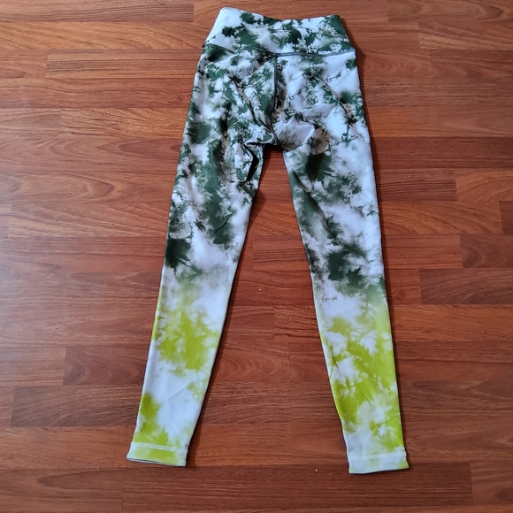 Wear It To Heart Reversible High Waist Leggings Green Tie Dye Size S NWT - Picture 5 of 10